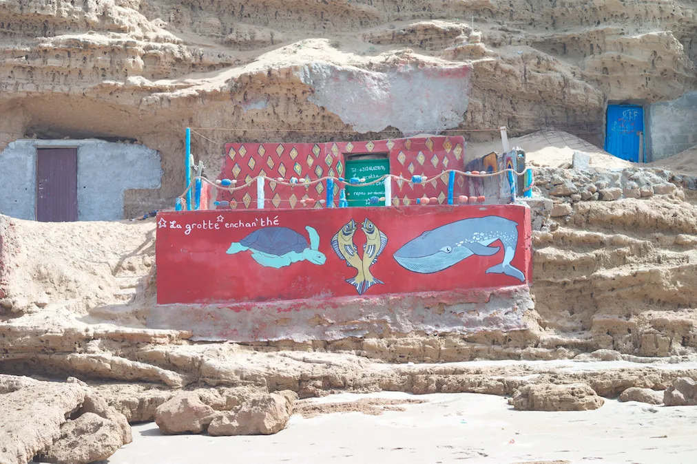 Une grotte peinte sur la plage de Massa